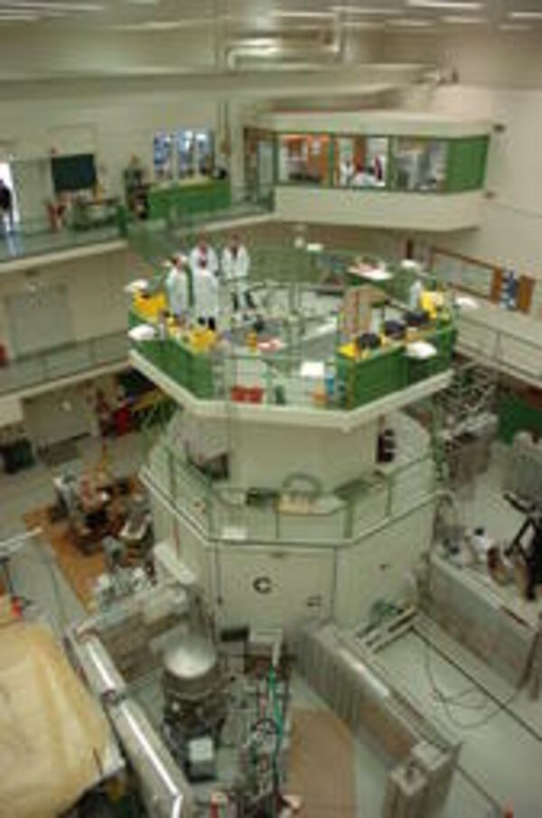 Blick in die Reaktorhalle am Institut für Kernchemie 